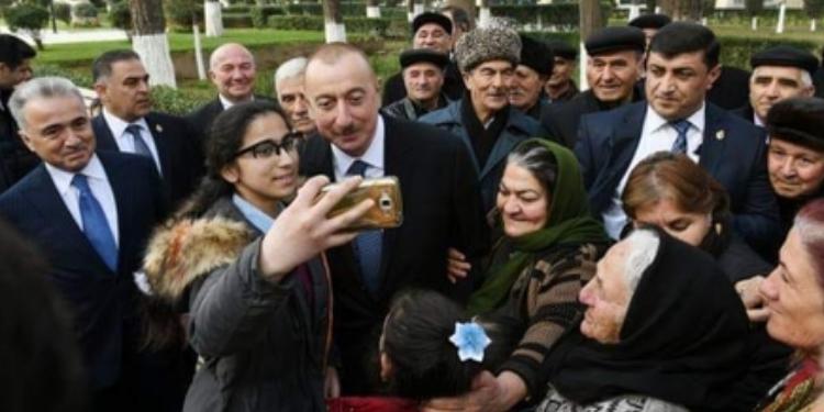 İlham Əliyev sakinlərlə birgə mahnı oxudu - VİDEO | FED.az