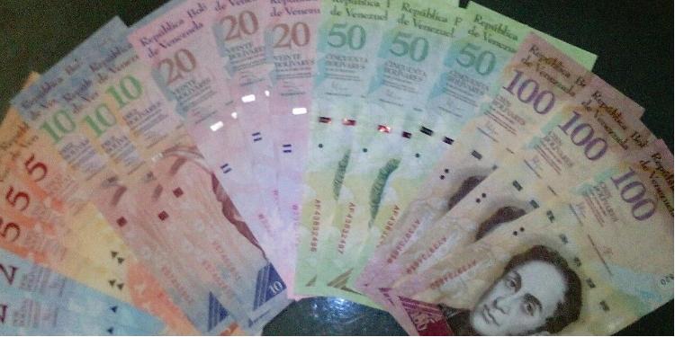 В Венесуэле деньги начали измерять килограммами | FED.az