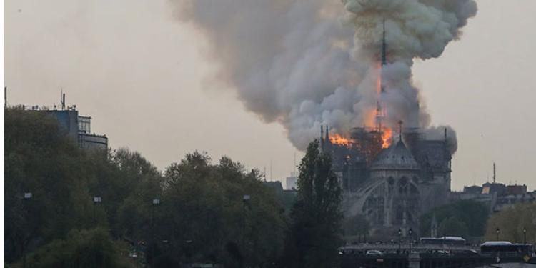 Parisin məşhur Notr-Dam Kilsəsi yanır - TAMAM MƏHV OLA BİLƏR - FOTO-VİDEO | FED.az