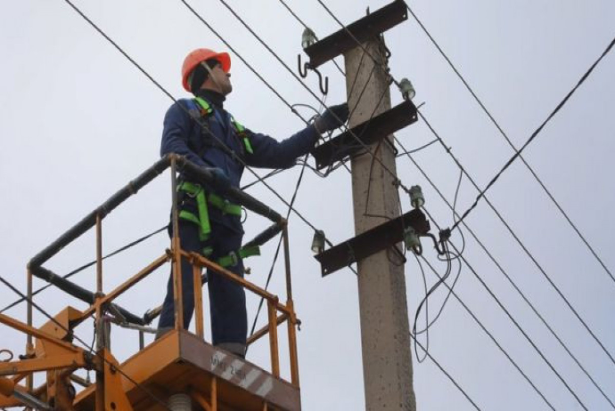 “Azərişıq” ASC Kürdəmirdə elektrik şəbəkəsinin yenilənməsi işlərini davam etdirir | FED.az