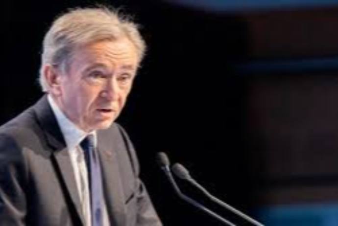 Lüks imperiyanın sarsıntısı: Bernard Arnault bir gündə 11 milyard dollar itirdi | FED.az