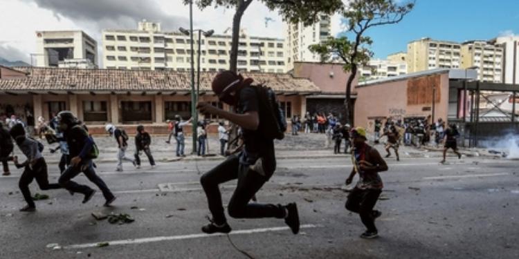 Venesuelada qarşıdurma: 50 yaralı var, 83 nəfər saxlanıldı | FED.az