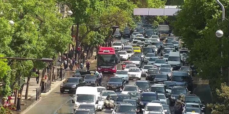 Bakının mərkəzini su basdı - VİDEO | FED.az