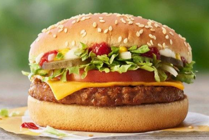 “McDonald’s” məhkəməyə verilib: “Burgerlər reklamda göstəriləndən kiçikdir” | FED.az