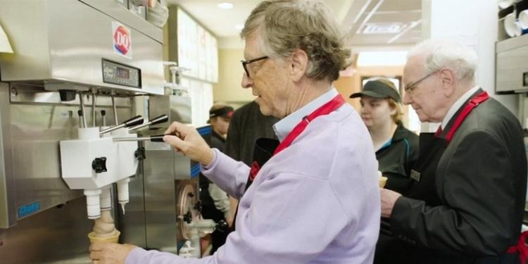 Посетителей закусочной обслуживают Гейтс и Баффет — богатейшие люди планеты | FED.az