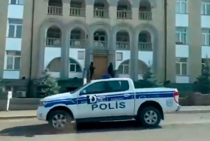 Azərbaycan polisi qondarma "DQR"in "Daxili işlər Nazirliyi"nin binasında - VİDEO | FED.az