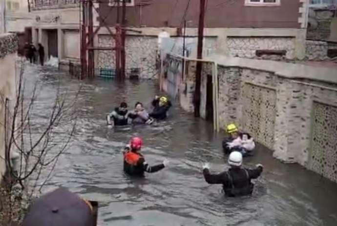 Bakıda bəzi əraziləri yenidən su basdı - İnsanlar təxliyə edilir - VİDEO | FED.az
