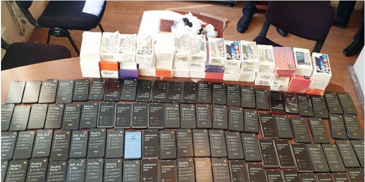 Gömrükdə maşınından 90 telefon çıxdı - FOTOLAR | FED.az