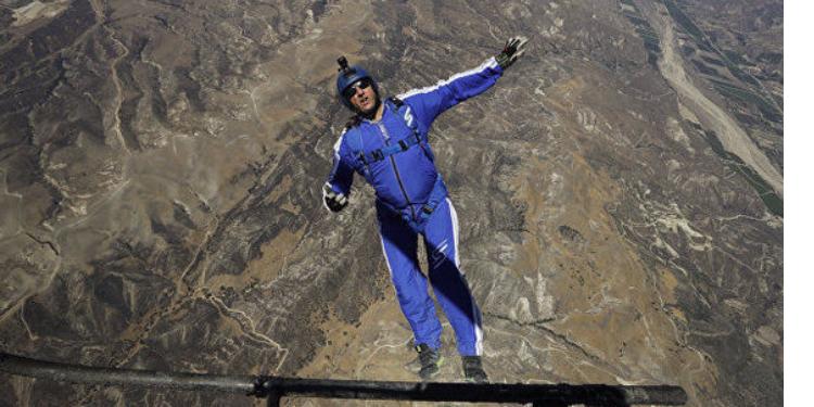 Американец прыгнул без парашюта с высоты 7,6 километра | FED.az