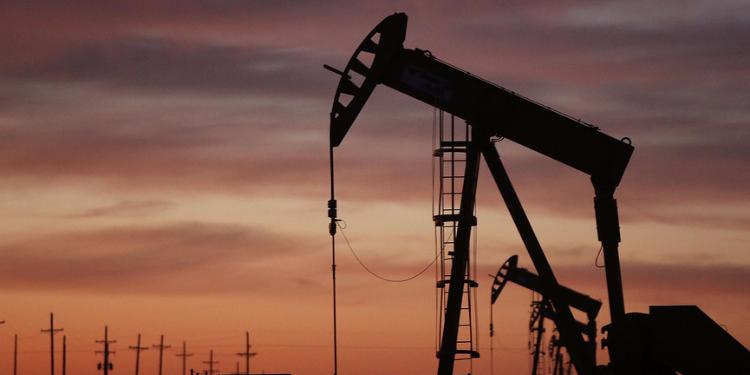 Нефть удерживает плюс благодаря ослаблению доллара, надеждам на сокращение добычи | FED.az