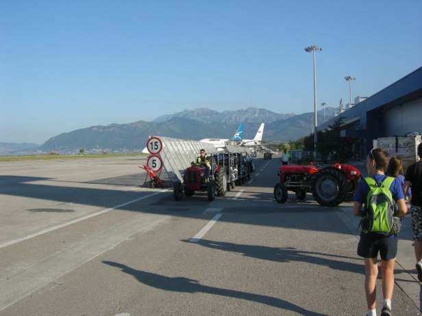 Ermənilər Azərbaycan sərhədindən 300 metr məsafədə - YENİ AEROPORT TİKİR | FED.az