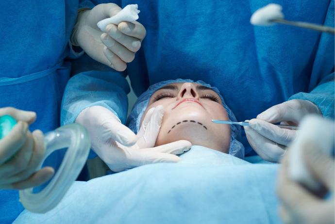 Estetik əməliyyatda dəymiş zərərin kompensasiyası kimdən tələb edilə bilər? - ALİ MƏHKƏMƏDƏN AÇIQLAMA | FED.az