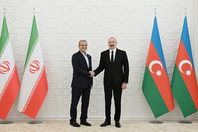 Pezeşkian İlham Əliyevə zəng etdi