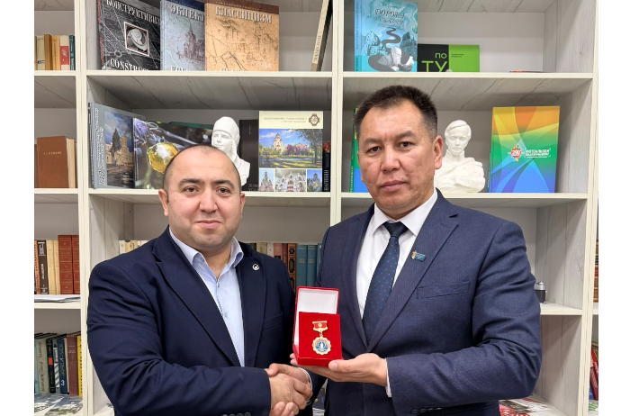 Aqil Ələsgər Bişkekdə medalla təltif olundu – Qırğızıstan Jurnalistlər Birliyinin fəxri üzvü seçildi | FED.az
