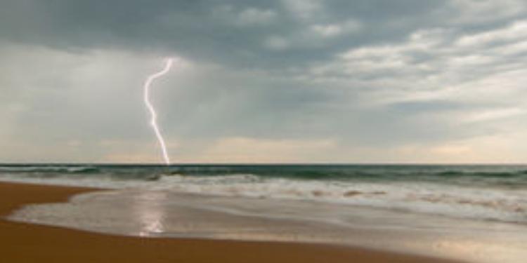 Забудьте об акулах, молнии приносят огромную угрозу пляжу. | FED.az