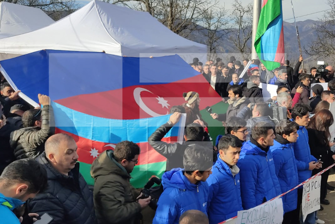 Laçın yolunda aksiya iştirakçılarının sayı artır, əraziyə böyük Azərbaycan Bayrağı gətirilib - VİDEO | FED.az