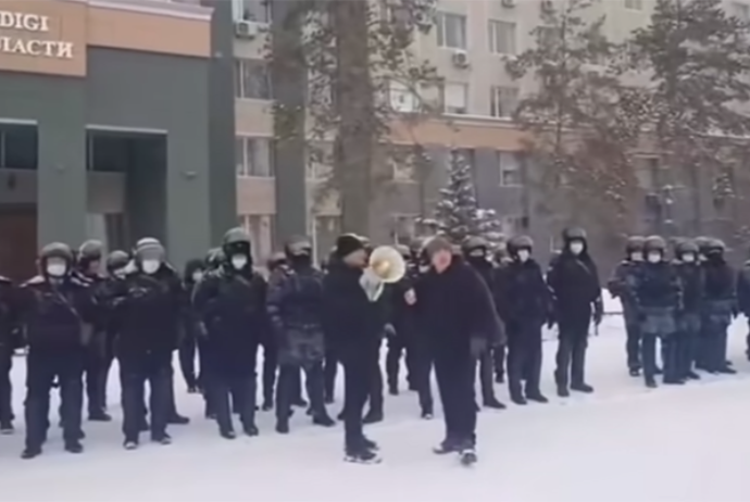 Qazaxıstanın bu şəhərində polis etirazçıların tərəfinə keçdi - VİDEO | FED.az