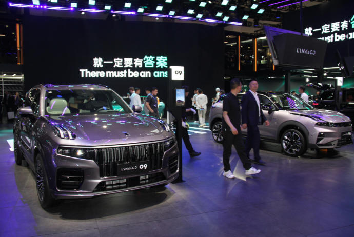 Pekində dünyanın ən böyük avtomobil sərgisi öz işinə başlayıb - FOTOLAR | FED.az