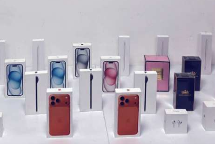 Gömrükdən yayınmaq üçün Dubaydan gətirdiyi - "İPHONE"LARI SƏRNİŞİNLƏRƏ PAYLADI | FED.az