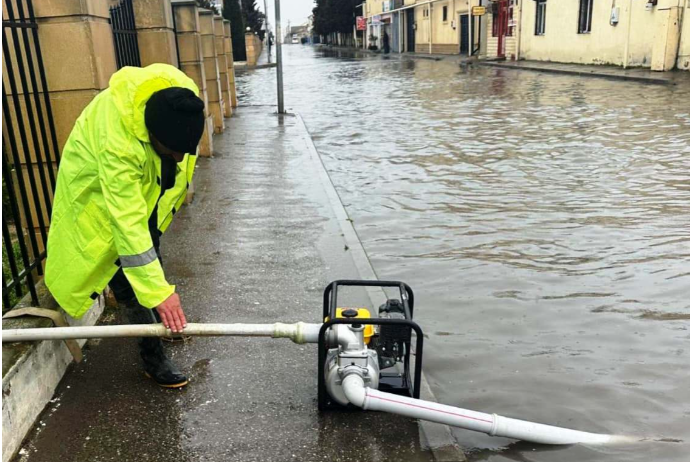 Evi su altında qalan sakinlər - HOTELLƏRƏ YERLƏŞDİRİLİB - FOTOLAR | FED.az