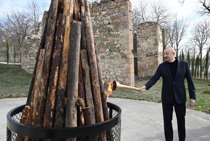 Prezident Ağdərənin Həsənriz kəndində sakinlərlə birlikdə Novruz tonqalını alovlandırıb - FOTOLAR