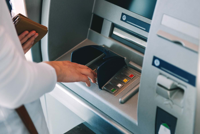 6 ayda banklar bankomat və pos-terminalların sayını - ARTIRIB | FED.az