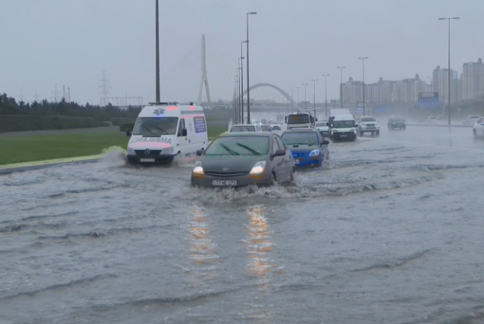 Onlarla avtomobilə ziyan dəyib - Zərəri kim ödəməlidir? - VİDEO | FED.az
