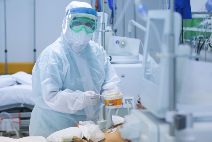 Koronavirusla mübarizə aparan həkimlərin maaşına əlavələrin verilmə müddəti uzadılıb | FED.az