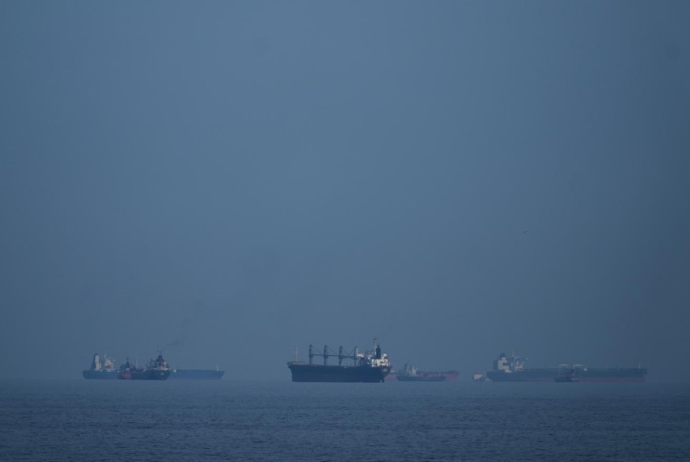 Hörmüz boğazı yaxınlığında təxminən 400 gəmi boğazı keçməyi gözləyir | FED.az