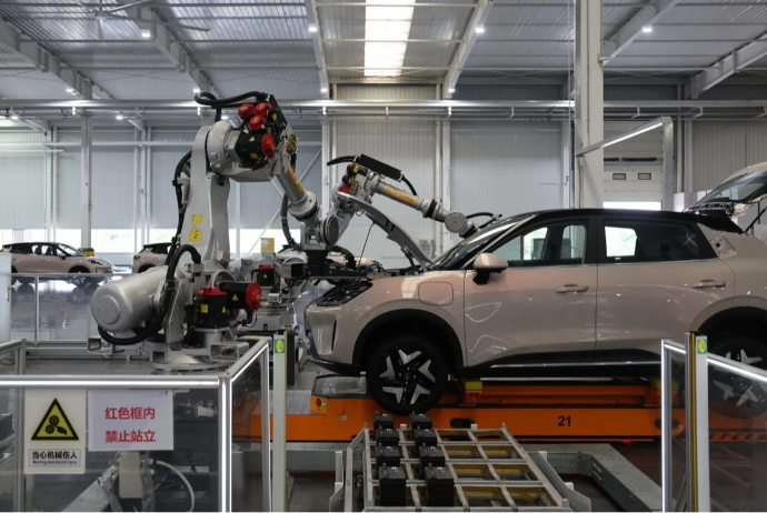 Çin şirkəti avtomobil istehsalında humanoid robotlardan istifadə etməyə başlayıb | FED.az