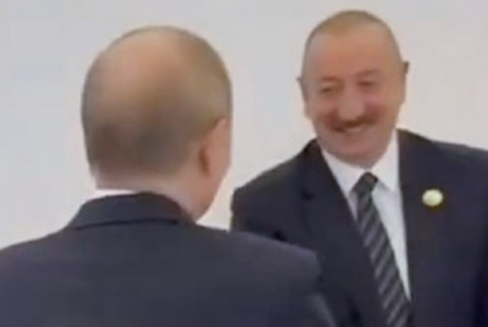 İlham Əliyevlə Putinin salamlaşma anı - VİDEO | FED.az