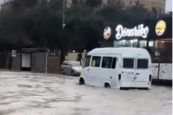 Bakıda leysan rekord qırdı: Yollardakı vəziyyətlə bağlı yeni görüntülər - VİDEO | FED.az