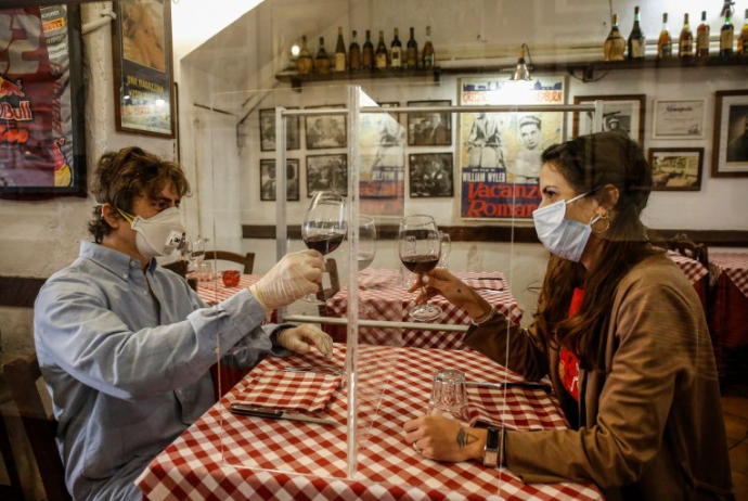 Во Франции отменили обеденные перерывы в ресторанах | FED.az