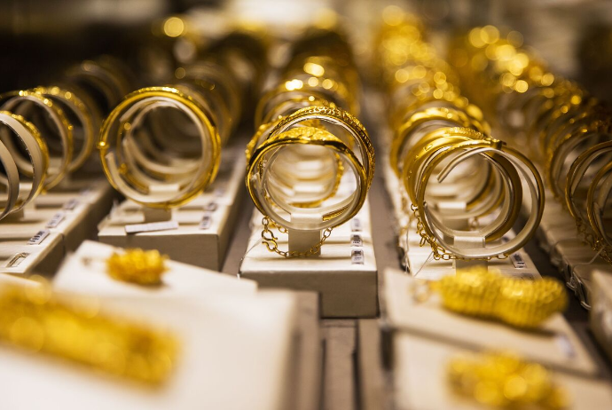 Mərkəzi Univermağın «qızıl dövrü»: «1200 manatlıq üzük 2000 manat olub, amma qızıl alan yoxdur» - REPORTAJ | FED.az