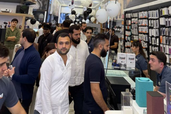 Bakıda iPhone 18 Pro üçün gecə yarısı izdiham – FOTOLAR | FED.az