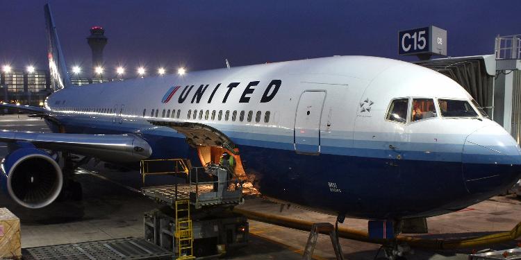 Глава United Airlines потеряет $500 тыс. из-за скандала на борту | FED.az