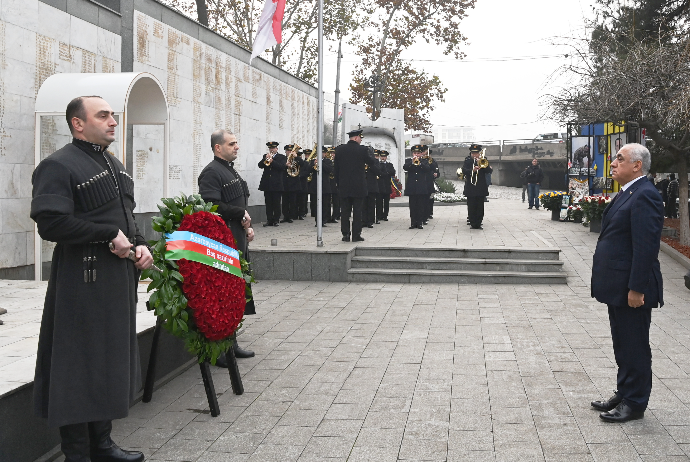 Премьер-министр Али Асадов посетил Мемориал героев в Тбилиси | FED.az