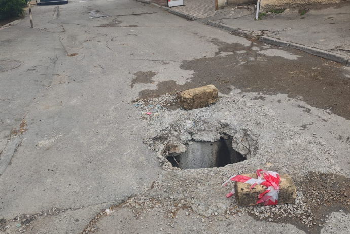 ADSEA dağılmış kanalizasiya quyusunu nə vaxt düzəldəcək? - FOTOLAR | FED.az