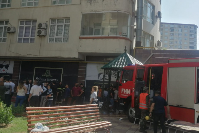 Bakıda "Life Centre"nin yerləşdiyi binada yanğın söndürülüb - YENİLƏNİB - FOTO | FED.az