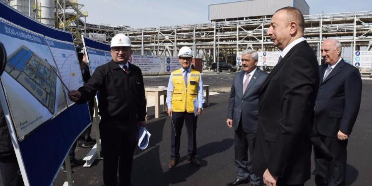 İlham Əliyev Sumqayıtda karbamid zavodunun tikintisində işlərin gedişi ilə tanış olub FOTO | FED.az