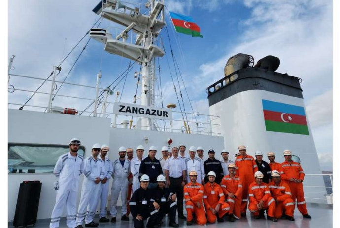 “Aframax” tipli “Zəngəzur” tankerində Azərbaycan bayrağı qaldırılıb - VİDEO | FED.az