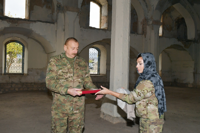 İlham Əliyev Məkkədən gətirdiyi "Quran"ı Ağdam məscidinə bağışladı - Foto | FED.az