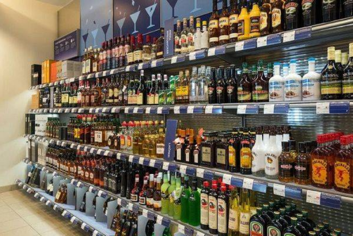 Alkoqollu içkilərin aşağı qiymətə satılmasına görə yeni cərimənin tətbiqi ilk oxunuşda təsdiqlənib | FED.az