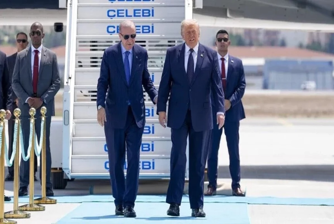 Tramp Ankaraya gedib - Ərdoğan Donald Trampı hava limanında qarşılayıb | FED.az