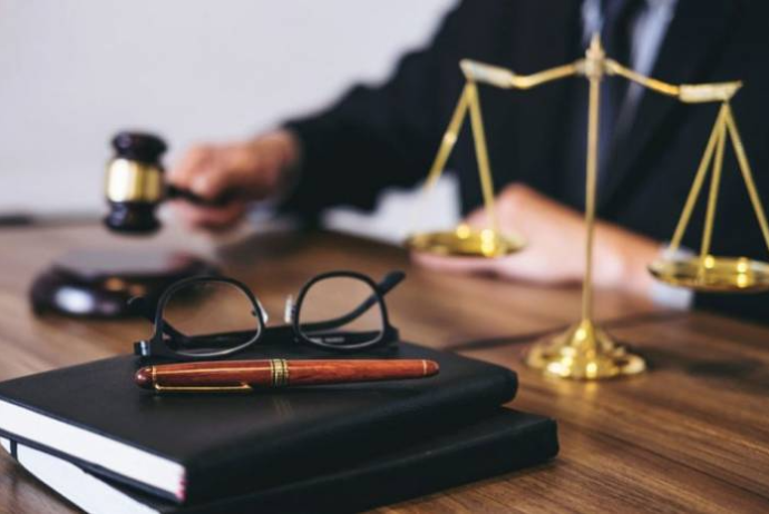 Rüşvətlə sərhəddən avtomobil keçirən sabiq gömrük rəisinə 8 il 6 ay - HƏBS VERİLDİ | FED.az