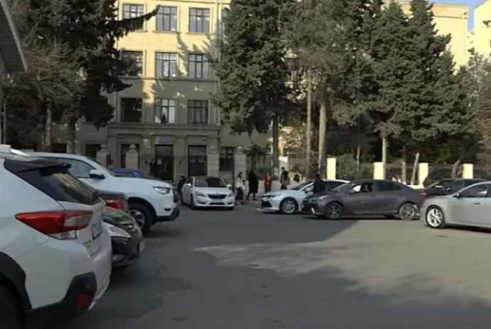 "Dərsdə oturduğumuz yerdə hər gün cərimələr gəlir" - Müəllimlərdən parkinq barədə - ŞİKAYƏT - VİDEO | FED.az
