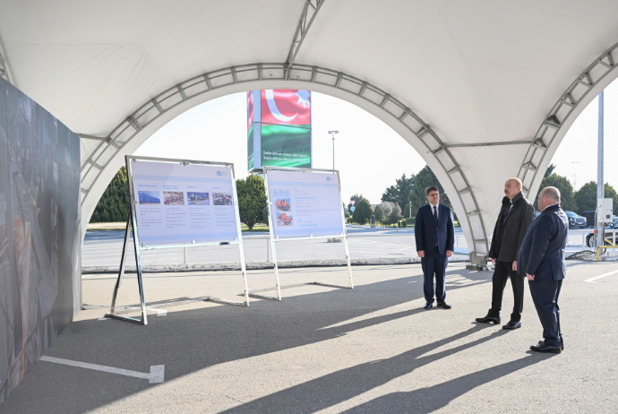 İlham Əliyev Bakıda məişət tullantıları daşıyan texnikalarla tanış olub - FOTOLAR | FED.az