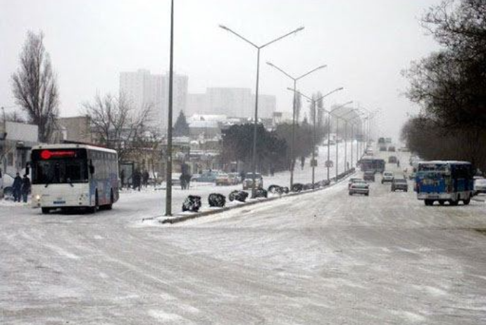 Bakıda yolların buz bağlaması əsas prospektlərdə sıxlıq yaradıb - BNA | FED.az