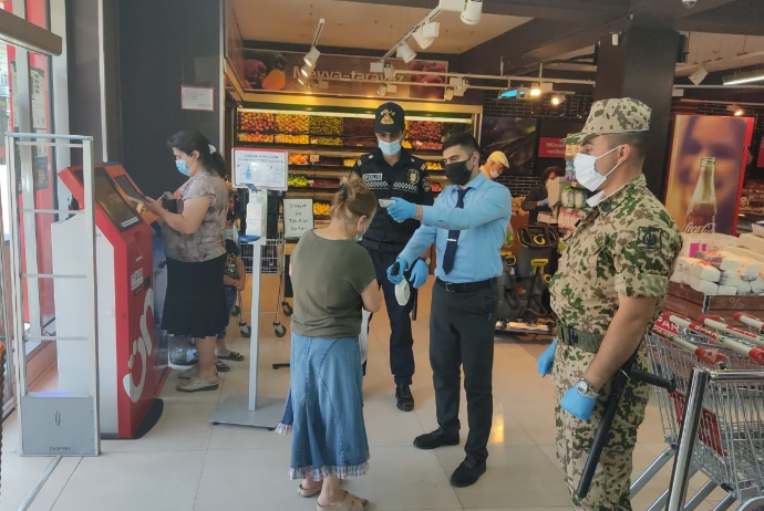 Bakıda marketlərdə polis postları yaradıldı, maskasız giriş - QADAĞAN EDİLDİ - FOTO | FED.az