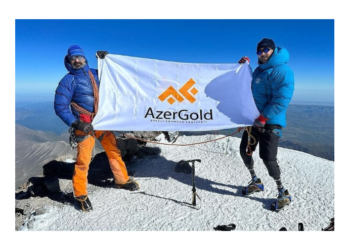 При поддержке ЗАО «AzerGold» альпинист Исрафил Ашурлы и ветеран Полад Рзаев покорили вершину Эльбрус | FED.az